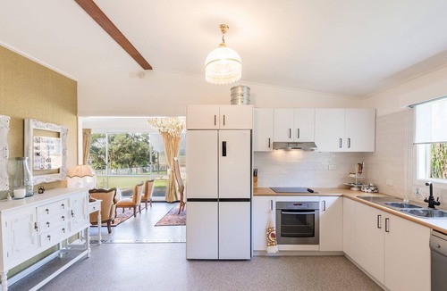 Woodville House | Dei Gratia High Tea House, 11A Loch Goyle Dr, Woodville - a quirky retreat with linen, aircon and Wi-Fi