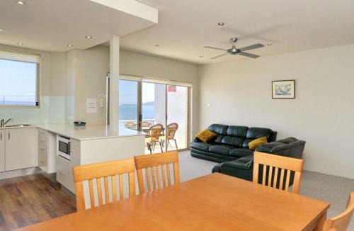 Shoal Bay Apartment | Del Rae Unit 12 25 Shoal Bay Road