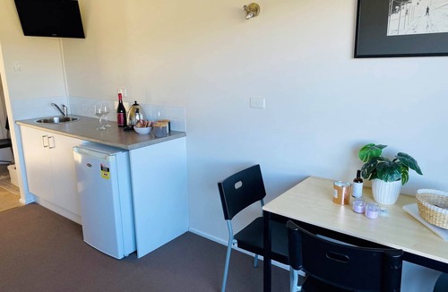 Merrijig Apartment | Delatite Apartments - Cedar 2 - Motel Room
