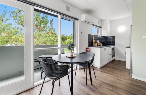 Parkville Apartment | Delightful 1-Bed Apartment Steps From Royal Park