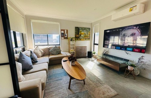 Austral House | Delightful Austral Stay with AC and built-in wardrobe