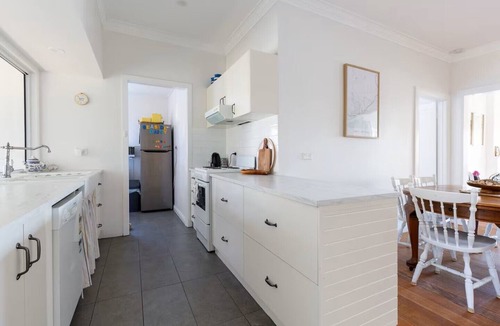 Lakes Entrance Cottage | Delightful cottage close to everything.