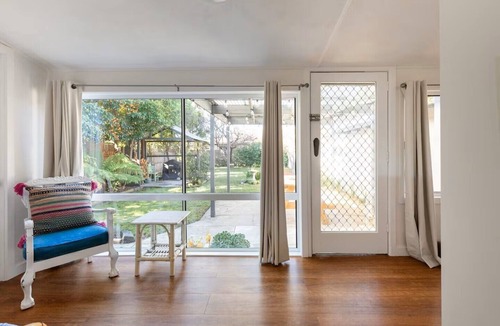 Lakes Entrance Cottage | Delightful cottage close to everything.