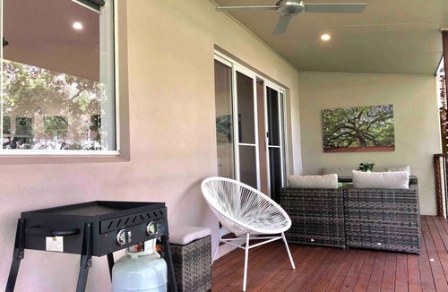 Yamba Apartment | DELUXE 2 bed, 1.5 bath townhouse! Central location, spacious, wifi, garage