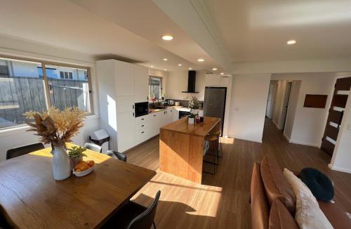 Patterson Lakes House | Deluxe 2 Bedroom Retreat with Spa