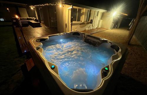 Patterson Lakes House | Deluxe 2 Bedroom Retreat with Spa