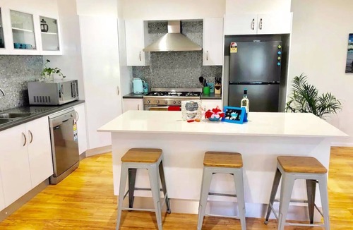 Yamba House | DELUXE 3 bed, 2.5 bath Escape! Spacious, wifi, central location walk everywhere!