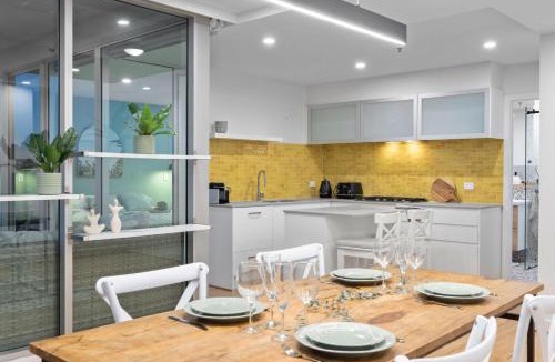Glenelg Apartment | Deluxe 9th Floor with Panoramic Views and 2 Balconies