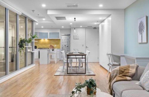 Glenelg Apartment | Deluxe 9th Floor with Panoramic Views and 2 Balconies