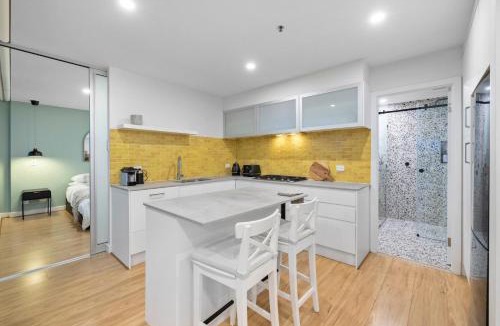 Glenelg Apartment | Deluxe 9th Floor with Panoramic Views and 2 Balconies