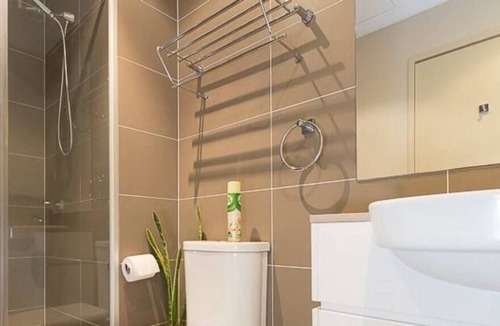 Subiaco Apartment | DELUXE CLOSE TO CITY WIFI NETFLIX WINE PARKING