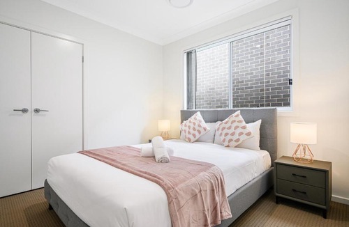Denham Court Villa | Denham Court 4Br with Central AC & WiFi near Coles