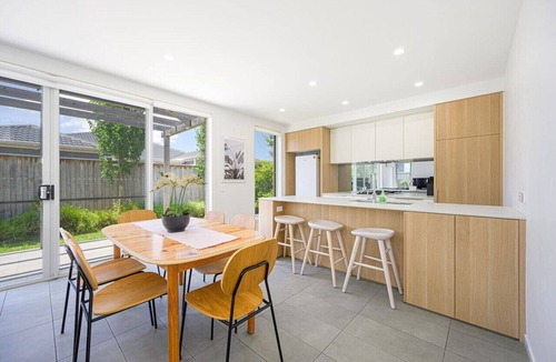 Denham Court House | Denham Court Adorable 4Br house with Wifi &Parking