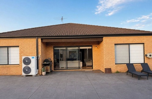 Derrimut House | Derrimut Retreat – 5 Beds, Backyard and Free Parking