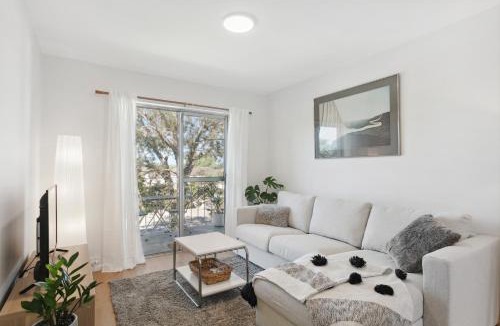 Scarborough Apartment | Designer 2BR Apartment Near Scarborough Beach