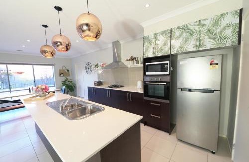 Williams Landing House | Designer Decor Home with 8Beds at Williams Landing