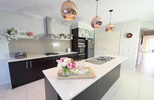 Williams Landing House | Designer Decor Home with 8Beds at Williams Landing