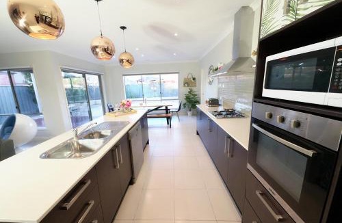Williams Landing House | Designer Decor Home with 8Beds at Williams Landing