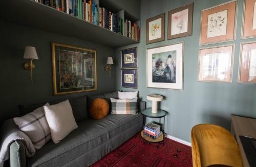 Prahran Apartment | Designer Retreat Near Chapel St and Transport