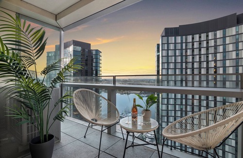 Docklands Apartment | Docklands 2BR Apartment w/180° Harbour Views | Pool, Gym & Parking