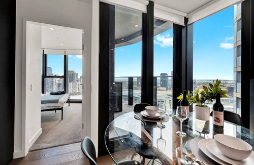 Docklands Apartment | Docklands Skyline Luxury Stay w/Panoramic View