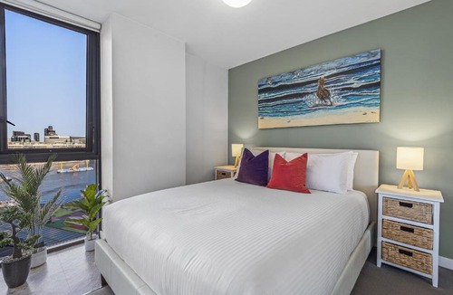 Docklands Apartment | Docklands Waterfront Elegance with Cityscape Views