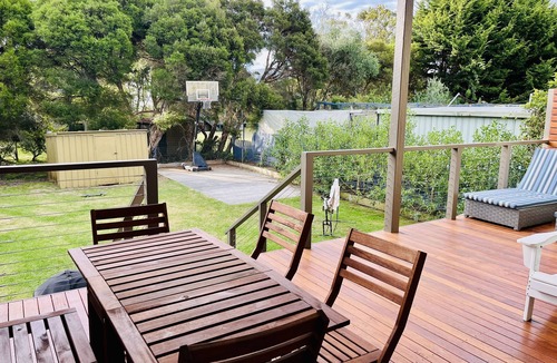 Smiths Beach House | Dolphin Delight - beach, fire, dog friendly, deck, linen and towels provided.