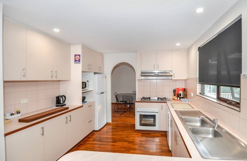Middleton Beach Apartment | Dolphin Lodge- Self contained apartments-200 meters from Middleton Beach