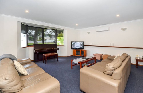 Middleton Beach Apartment | Dolphin Lodge- Self contained apartments-200 meters from Middleton Beach