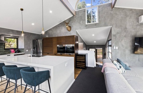 Merrijig House | Dome-Cozy Getaway near Mt Buller