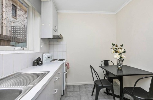 St. Kilda East Apartment | Domi Rentals - The Wilgah Hideaway