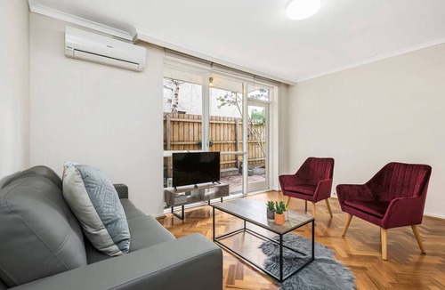 St. Kilda East Apartment | Domi Rentals - The Wilgah Hideaway