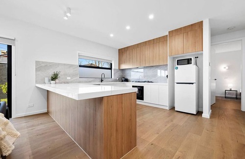 Oakleigh East House | Domi Rentals - The Highland House