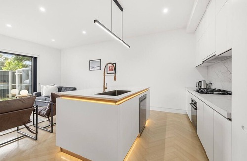 Cheltenham House | Domi Rentals - The Cheltenham Southland House