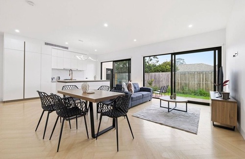 Cheltenham House | Domi Rentals - The Cheltenham Southland House