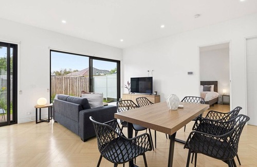 Cheltenham House | Domi Rentals - The Cheltenham Southland House