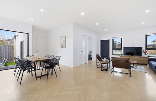 Cheltenham House | Domi Rentals - The Cheltenham Southland House