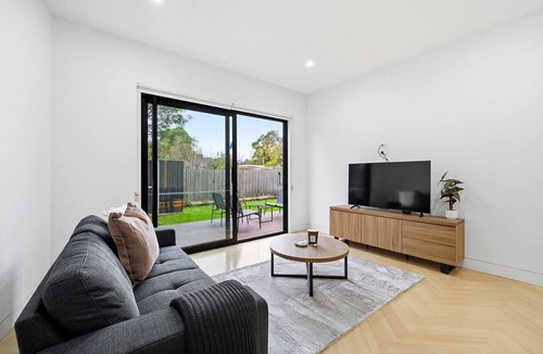 Cheltenham House | Domi Rentals - The Cheltenham Southland House
