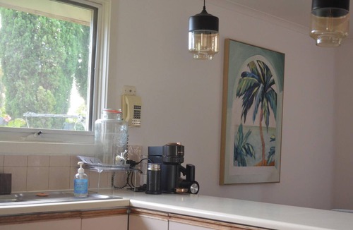 Donvale House | Donvale Holiday home 15 minutes drive to CBD3 bed rooms 1 minut walk to bus stop