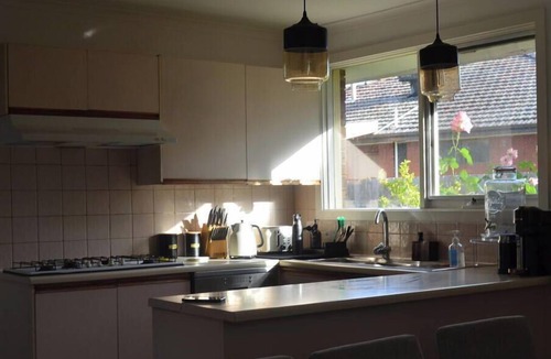 Donvale House | Donvale holiday home relaxing .15 minutes drive to CBD one minute walk to bus s