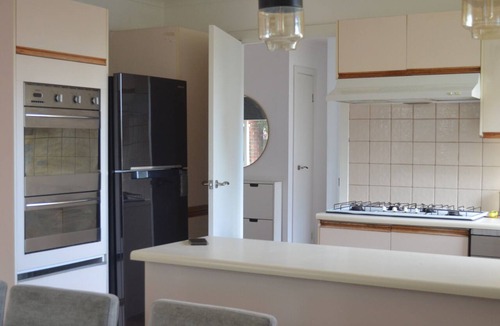 Donvale House | Donvale holiday home relaxing .15 minutes drive to CBD one minute walk to bus s