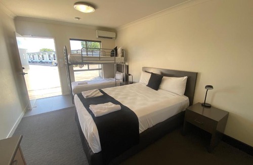Springsure Hotel | Dooley's Tavern & Motel Springsure