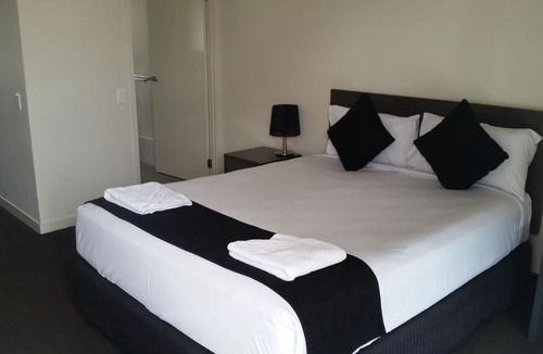 Capella Hotel | Dooleys Tavern and Motel Capella