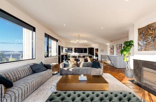 Camden Head House | Dooragan Executive Beach House - Dunbogan