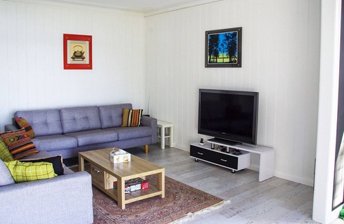 Gorokan House | DORAKA, waterfront lake house