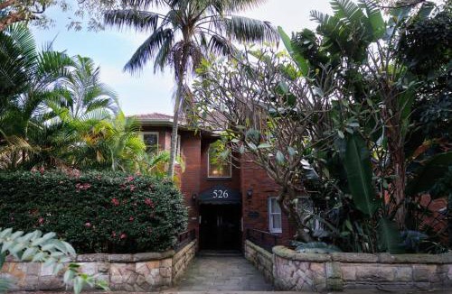 Double Bay Apartment | Double Bay Art Deco Apartment with Harbour Vistas