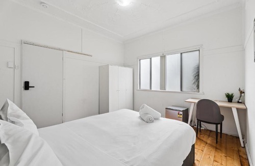 Hurstville House | Double Bed Room with Easy Commute to Hurstville Station - Shared Bathroom