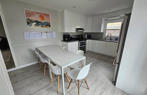 Inner Harbour House | Downtown 6 Bedroom Gem – Ideal for Families & Work Crews
