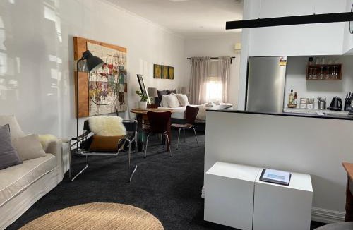 Albany Apartment | Downtown, Contemporary and Artistic