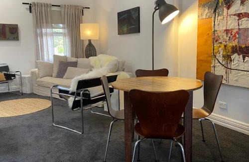 Albany Apartment | Downtown, Contemporary and Artistic